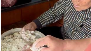 女儿记录妈妈炸丸子翻车 开着三轮车去找姥姥救场