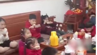 23个外甥外甥女给舅舅拜年，全家40多口人，吃饭都好几桌