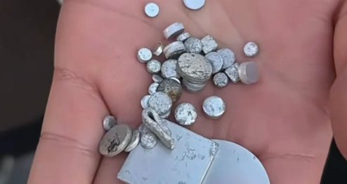 交警回应国道边多人停车捡“银子”