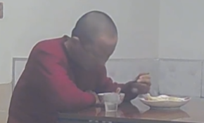 爸爸除夕独自吃饺子女儿看监控哭了