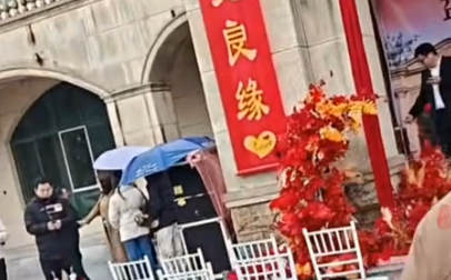 湖南一镇春节相亲会超百人报名，村支书和同村小伙一见钟情