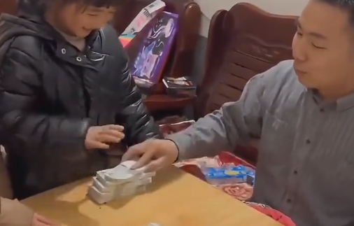 500块压岁钱发出5万的感觉 厚厚一叠“巨款”