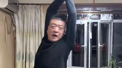 老姨父醉酒后翩翩起舞，攒了365天的洋相一次性梭哈了