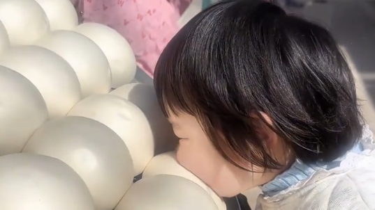 萌娃第一次过年回乡，贴脸啃咬外婆蒸的大白馒头