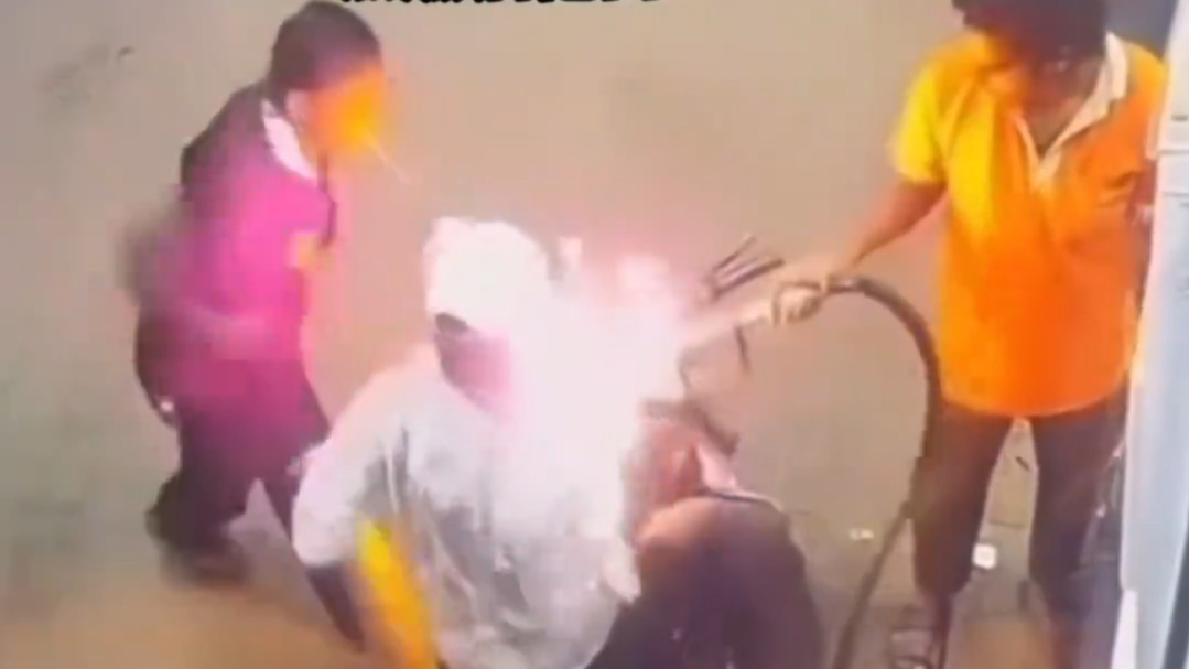 印度一男子加油站抽烟被阻止，竟点燃油枪口，最后引火烧身