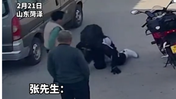 小伙春节后向爷爷奶奶磕头告别，出村后才敢擦眼泪