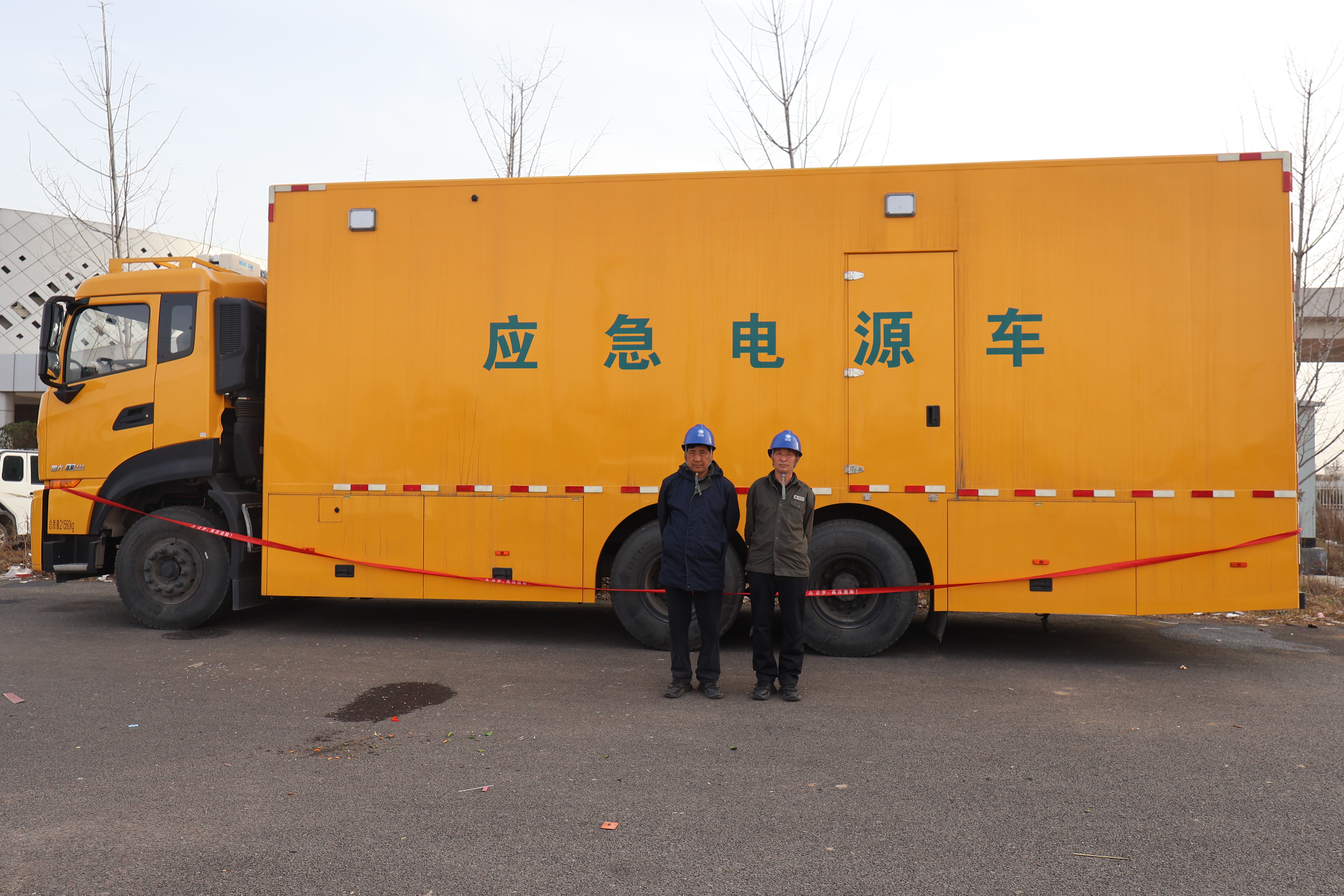 国网泌阳县供电公司：电力护航年货节  坚守在岗暖新春