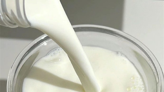 男子误喝过期牛奶暴瘦53斤，医生提醒：肠胃不适别硬扛！