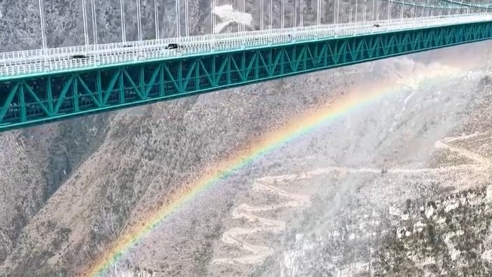 震撼！花江峡谷大桥水幕彩虹梦幻同框