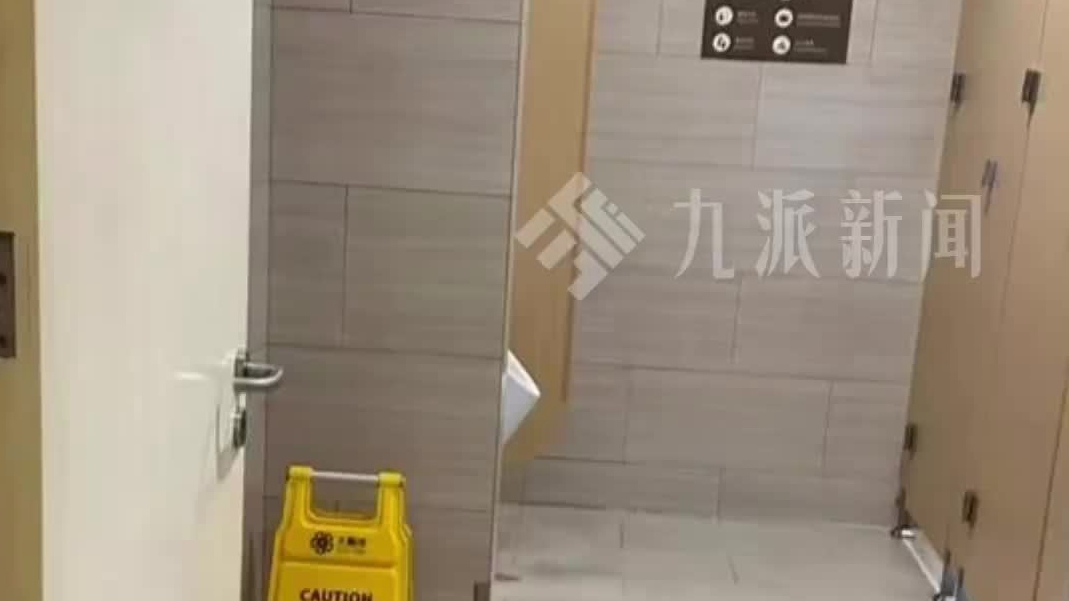 一商场男厕大门正对走廊敞开！商场回应男厕被指一眼看到便池