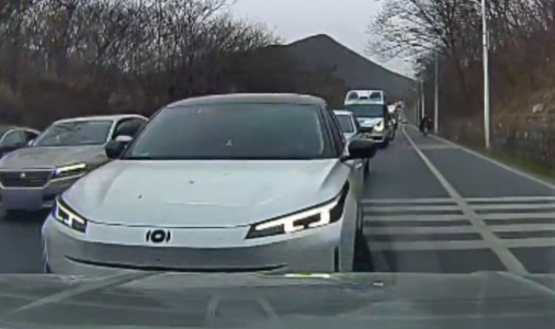 国道上白色小车逆向行驶，和对向车道车“面对面”僵持一小时