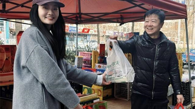 原来你还在这里！女孩27年后与照片里的陌生人再相遇