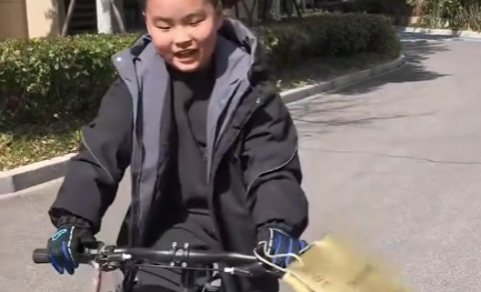 爱你老妈！9岁儿子拿出3000元压岁钱，为妈妈买金戒指