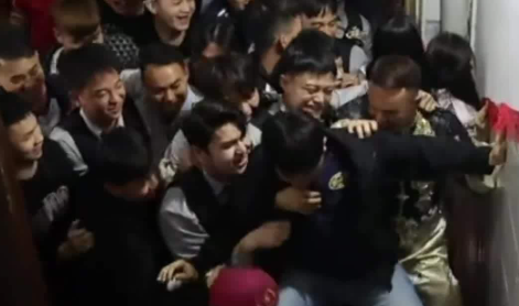 姐姐结婚，弟弟凭一双手死死拦住迎亲队伍