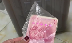 女子返程发现妈妈在油桶下藏了1万块