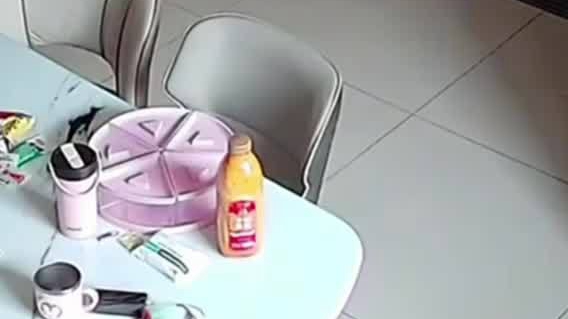 未开封杨枝甘露8天后爆炸，女子回应：连房顶上都是残渣