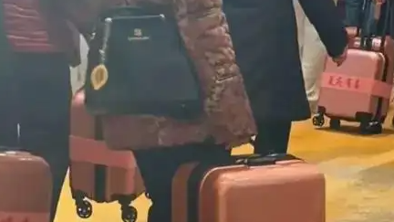 太豪横了！福建一婚礼现场伴手礼按箱提