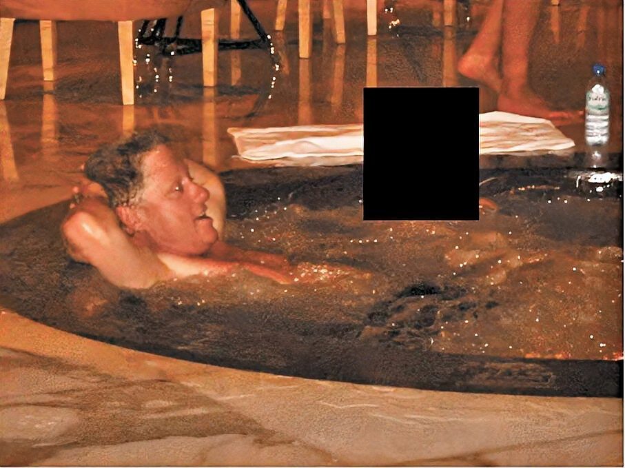 克林顿称不认识在同一按摩浴缸女子