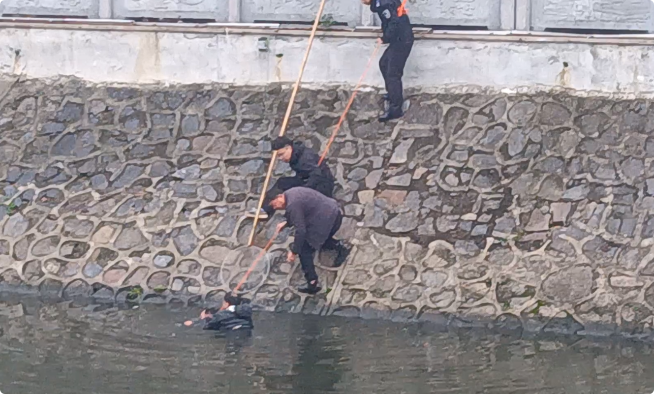 王汝生好样的！为救人，刚出院的他又跳进了冰冷的河里