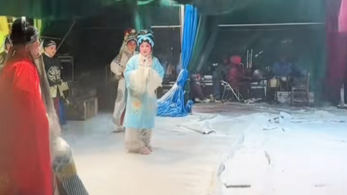 豫剧演员冒雪演出：台下观众寥寥无几 3万网友围观捧场