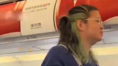 宝爸带女儿首次坐飞机提前送礼致歉