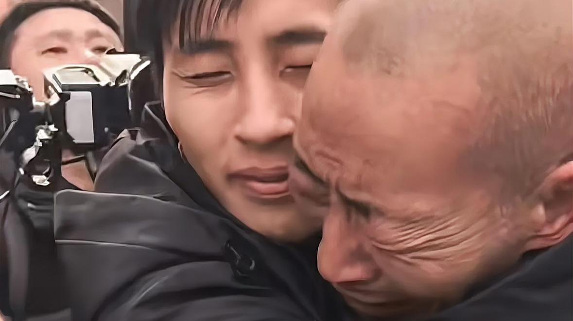 男子失散25年回家认亲 姑姑大哭