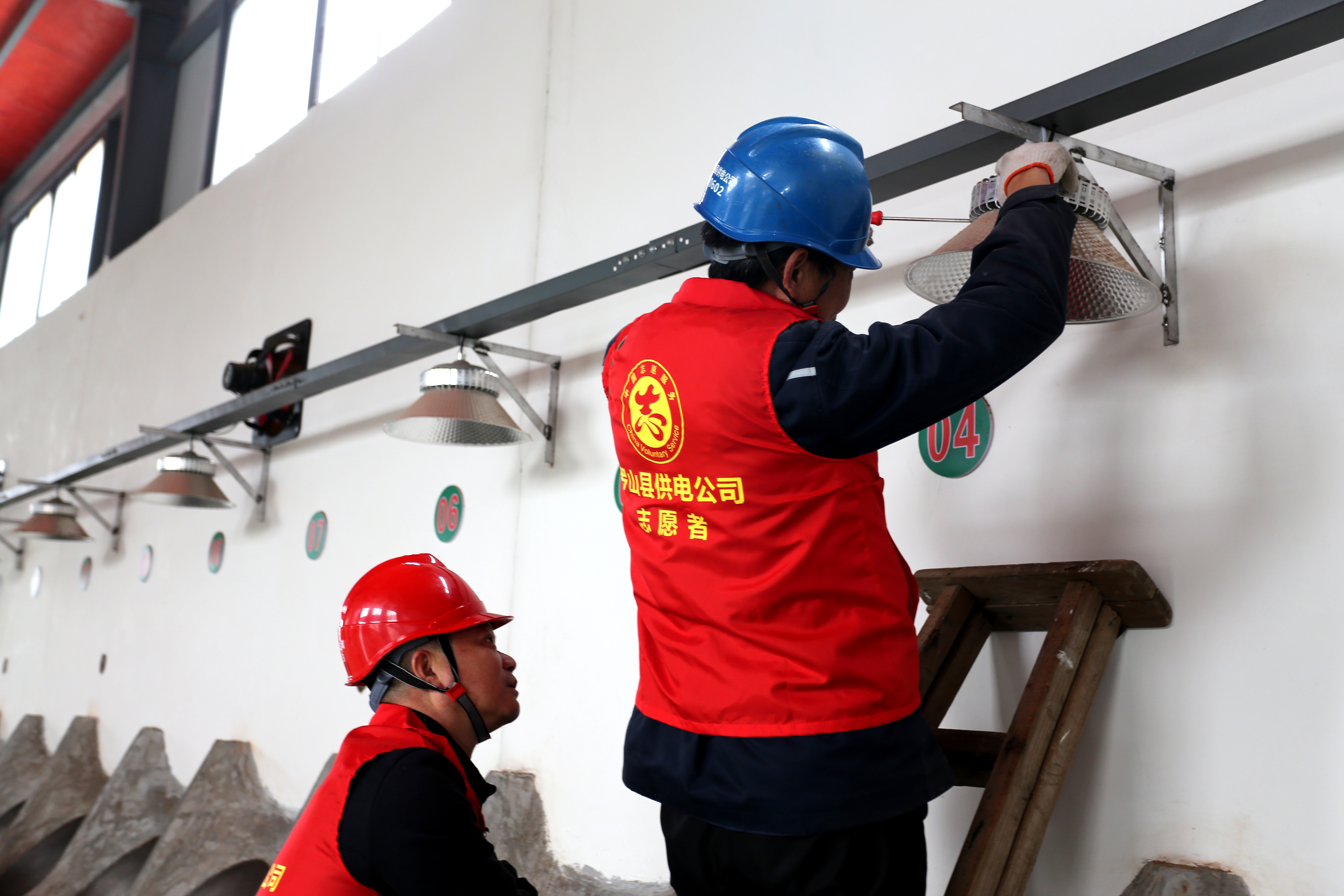 国网罗山县供电公司：开展“学雷锋 助茶农”志愿服务