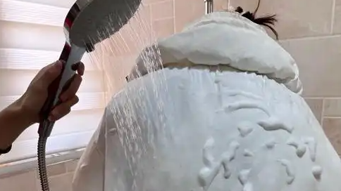 像洗澡一样站着就把羽绒服洗了
