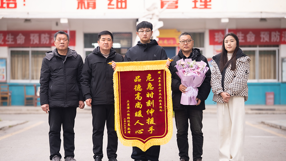 邻居家突发火灾 老人孩子被困 西平少年逆行火场显担当