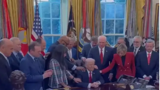 特朗普邀一众牧师为自己和美军祈祷：牧师们站周围 手搭身上