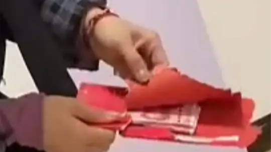 女子意外翻出10年前父亲送的红包：装有1800元连号现金