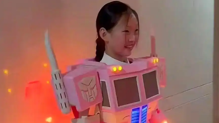 不想女儿玩手机 宝爸手搓了个游乐场