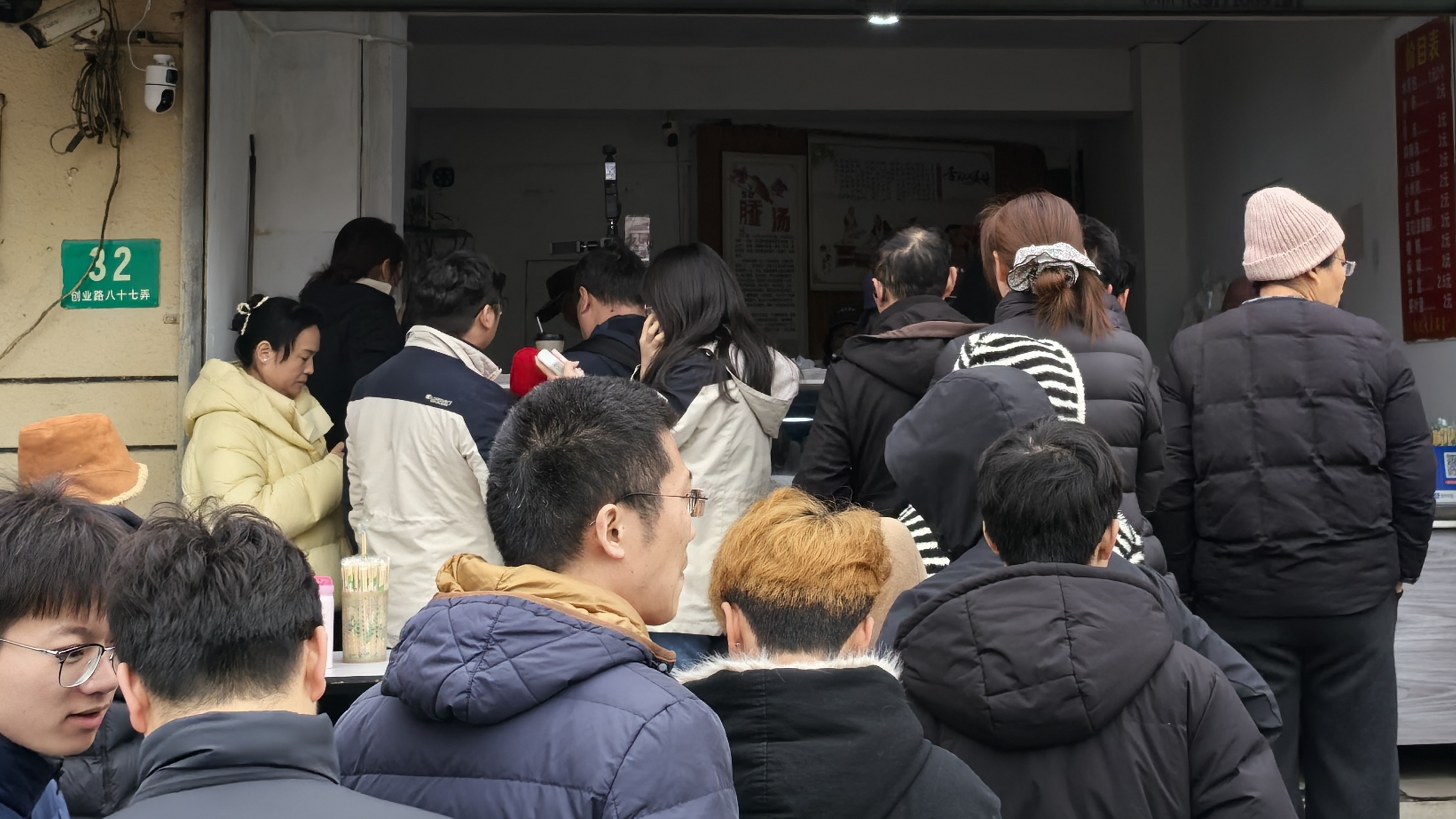 被全网催工的河南老板大气！最后一锅水煎包免费送排队顾客