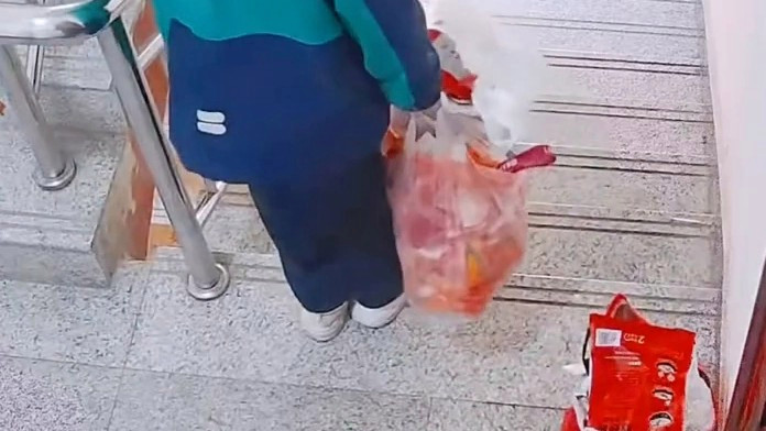 女孩随手善举帮邻居扔垃圾，获对方上门感谢