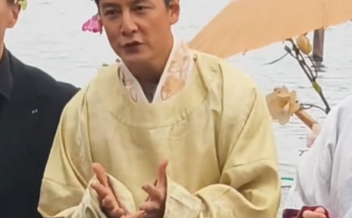 51岁吴彦祖和50岁尹子维现身杭州西湖，簪花送祝福