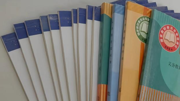 家长吐槽包书皮成“家长作业”，网友：真有必要包吗？