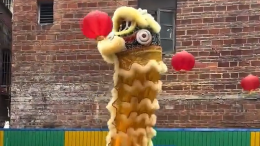 舞狮队表演狮头意外挂在吊绳上，网友：这就是“金狮脱壳”