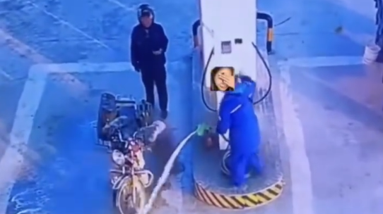 注意安全！新员工刚上岗误开油枪喷顾客一脸