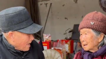 92岁老人去看望94岁的姐姐，买了汉堡、奶茶还有面包