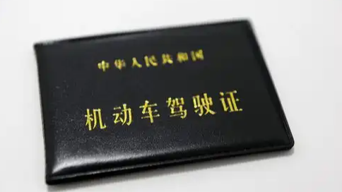 科目四学员开车送科目一学员去考驾驶证 准备上高速时被查处