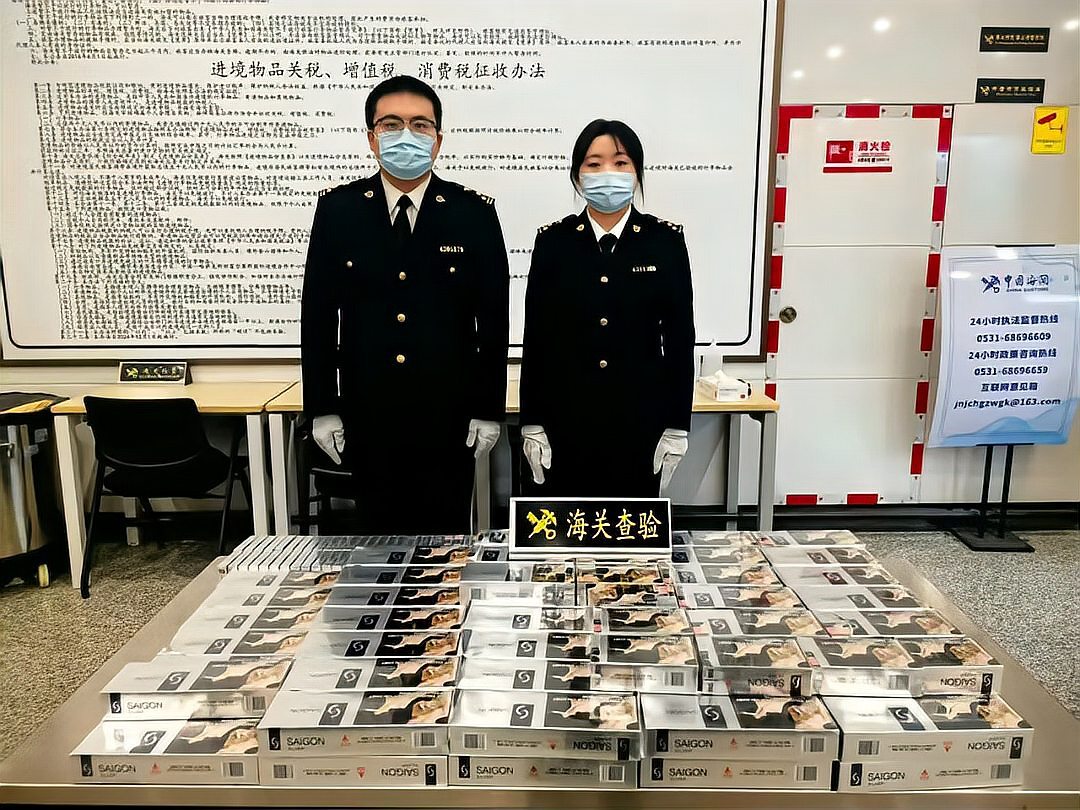海关在旅客行李箱内查获18400支卷烟