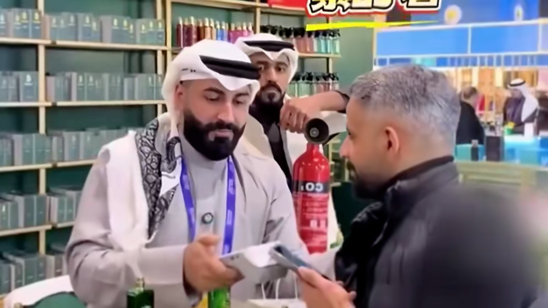 为防止印度客户支付时逃单 商家专门安排员工负责抱腿