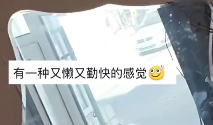 爷爷为捡瓶子在家自制反光镜