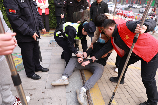 金水区纬五路第二小学开展反恐防暴培训演练