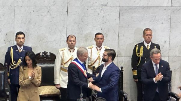 智利当选总统卡斯特宣誓就职