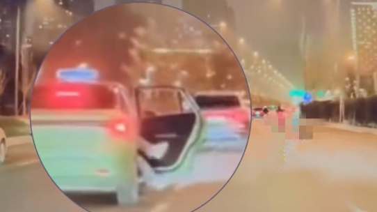 女生从行驶车辆掉落后疑被压，交警：人无大碍，事故处理中