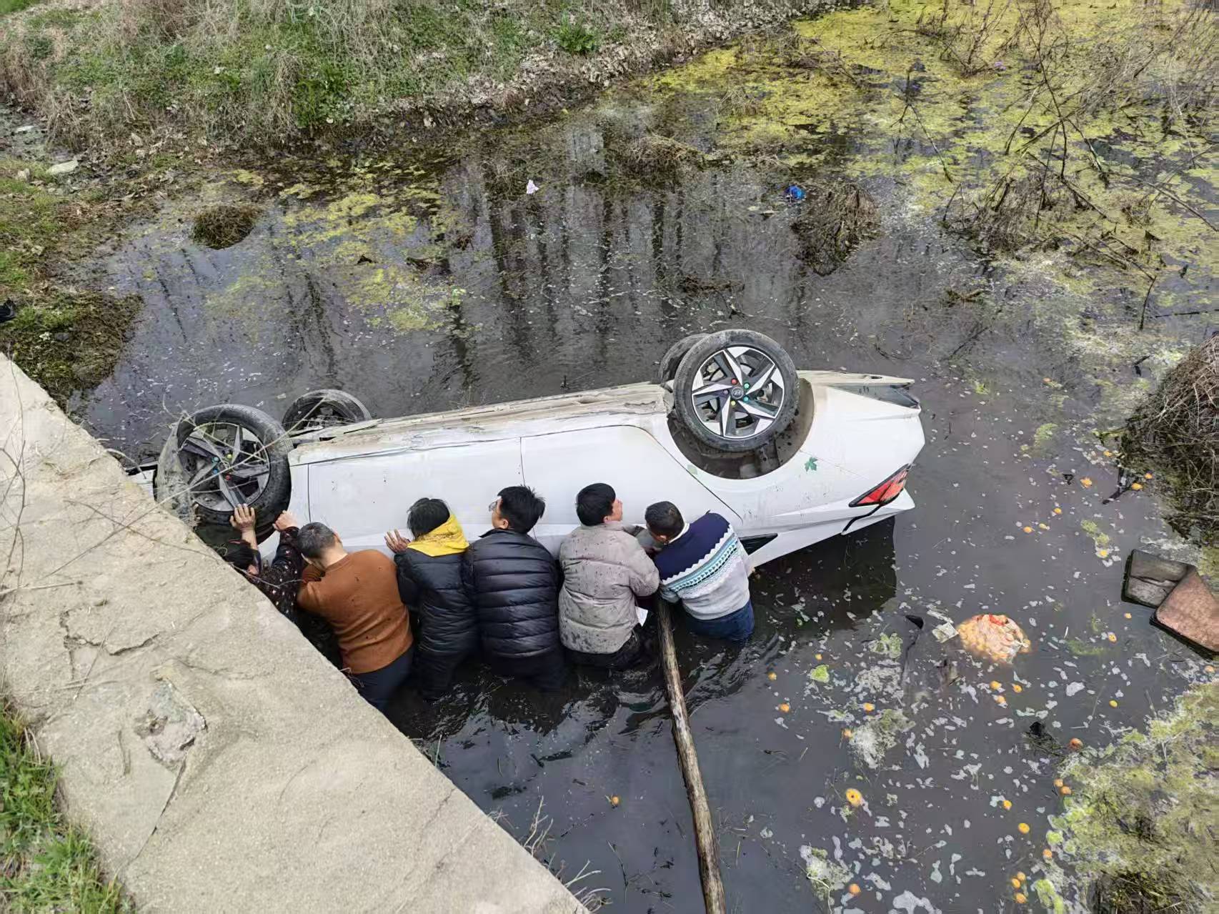 车辆失控倒扣河中 正阳县干群合力冰河救人