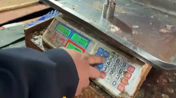 商户用“鬼秤”振振有词 现场被拆穿