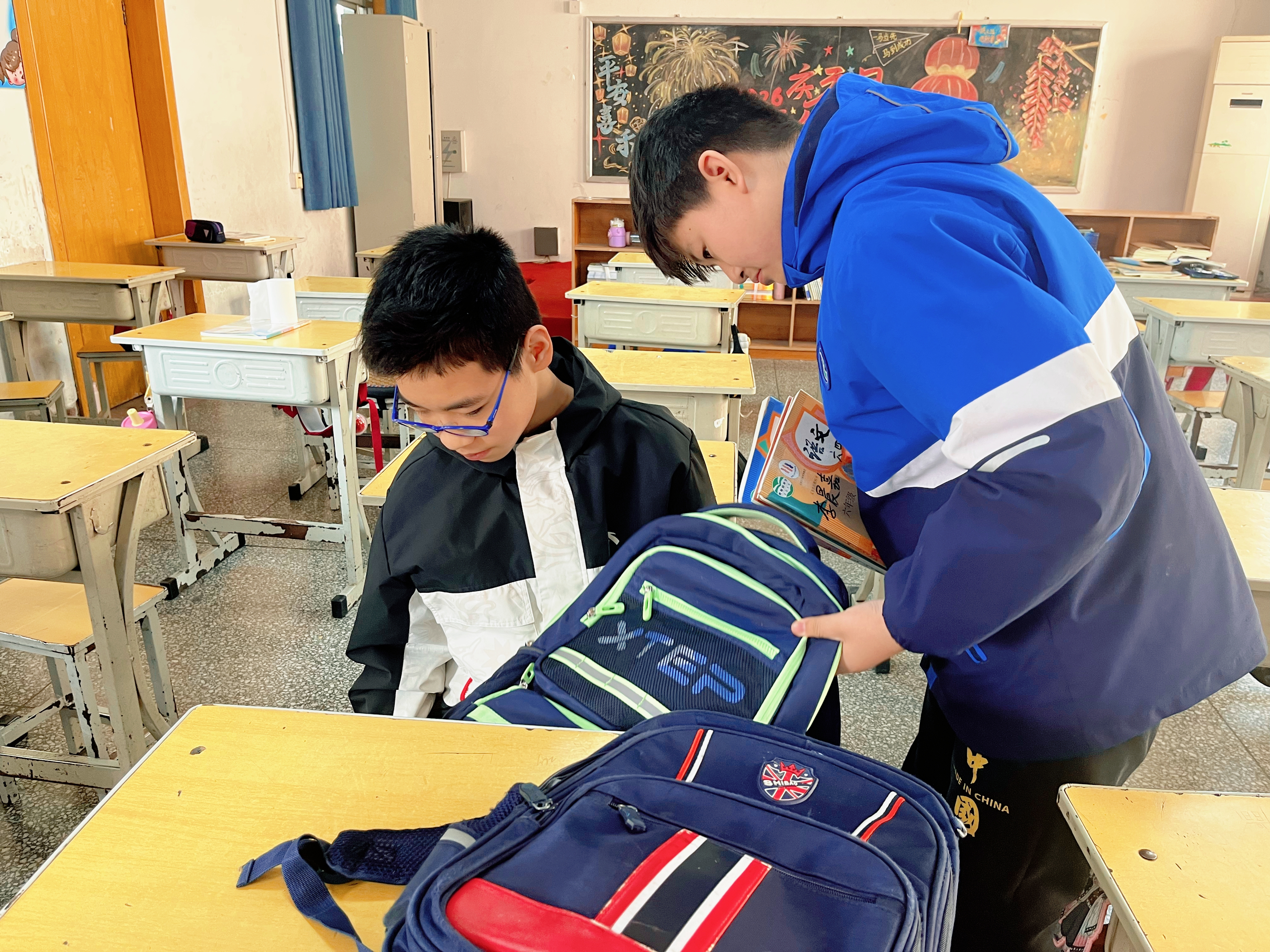 微光成炬，温暖同行，洛阳市珠江路小学助人为乐好少年刘宸轩