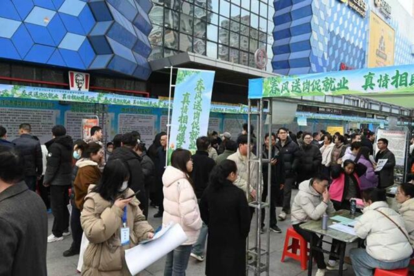 2122个岗位、500余人达成意向 平顶山卫东区“春风行动”招聘会举行